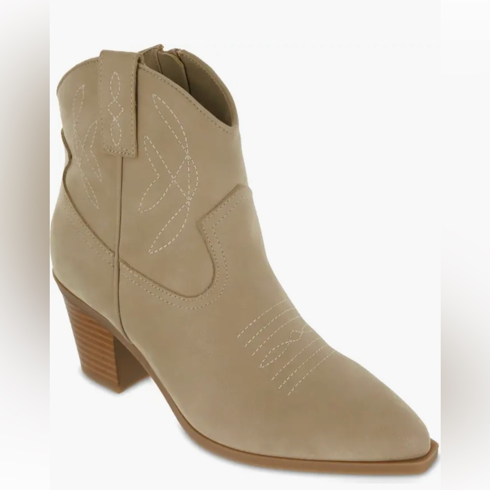 Size 8 MIA Deann natural‎ tan beige western style boots.